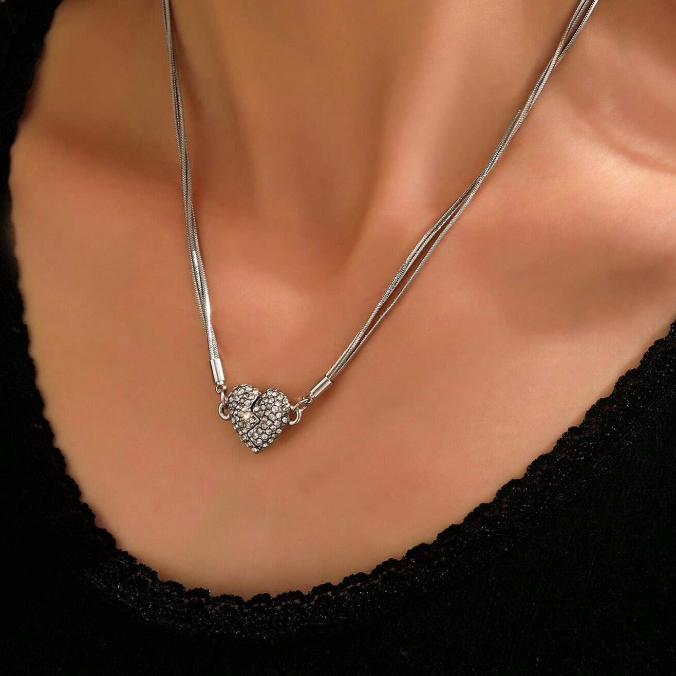 ¡𝐑𝐎𝐌𝐀𝐍𝐓𝐈𝐂𝐎 𝐘 𝐄𝐋𝐄𝐆𝐀𝐍𝐓𝐄! Collar de corazón magnético elegante y moderno de acero inoxidable para mujer - 𝐀𝐝𝐨𝐫𝐧𝐚 𝐞𝐥 𝐜𝐨𝐫𝐚𝐳𝐨́𝐧 💖