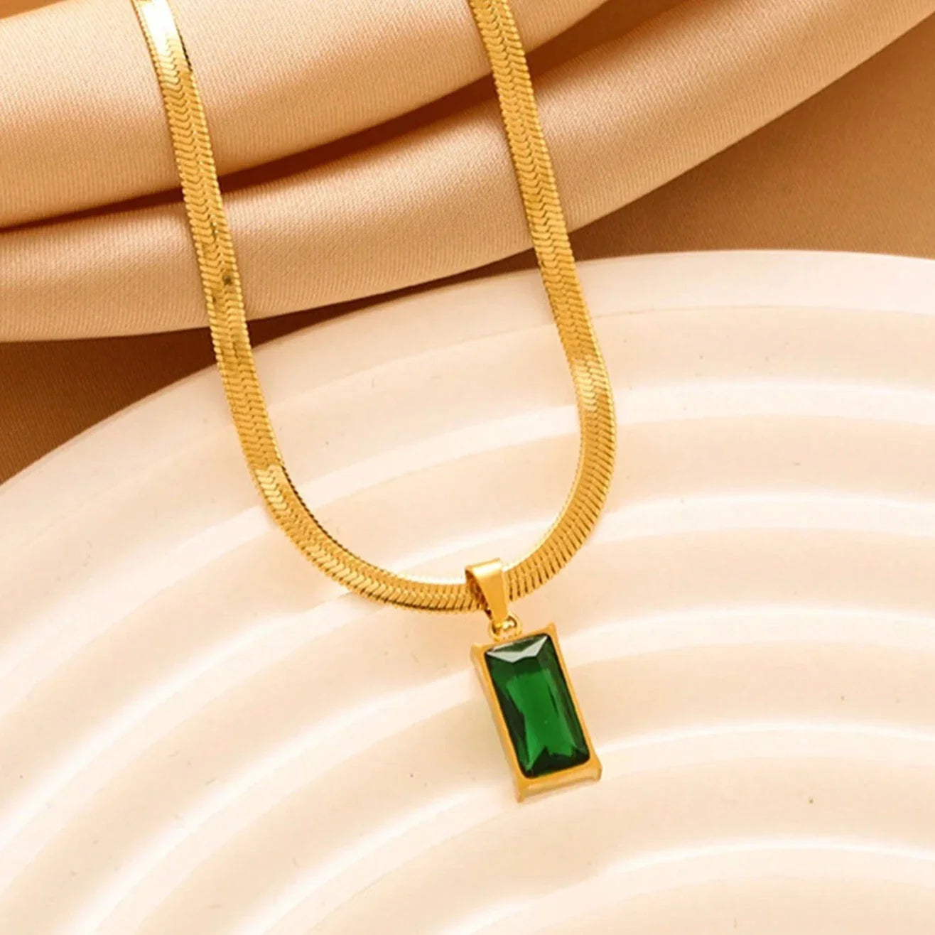 ¡𝐈𝐃𝐄𝐀𝐋 𝐏𝐀𝐑𝐀 𝐓𝐈! Collar de Acero Inoxidable con Colgante Verde Pulido a Mano - 𝑴𝒐𝒅𝒆𝒓𝒏𝒊𝒅𝒂𝒅 𝒚 𝑬𝒔𝒕𝒊𝒍𝒐 𝒆𝒏 𝑼𝒏𝒐💚