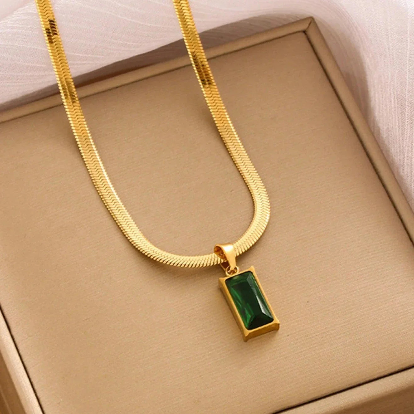 ¡𝐈𝐃𝐄𝐀𝐋 𝐏𝐀𝐑𝐀 𝐓𝐈! Collar de Acero Inoxidable con Colgante Verde Pulido a Mano - 𝑴𝒐𝒅𝒆𝒓𝒏𝒊𝒅𝒂𝒅 𝒚 𝑬𝒔𝒕𝒊𝒍𝒐 𝒆𝒏 𝑼𝒏𝒐💚