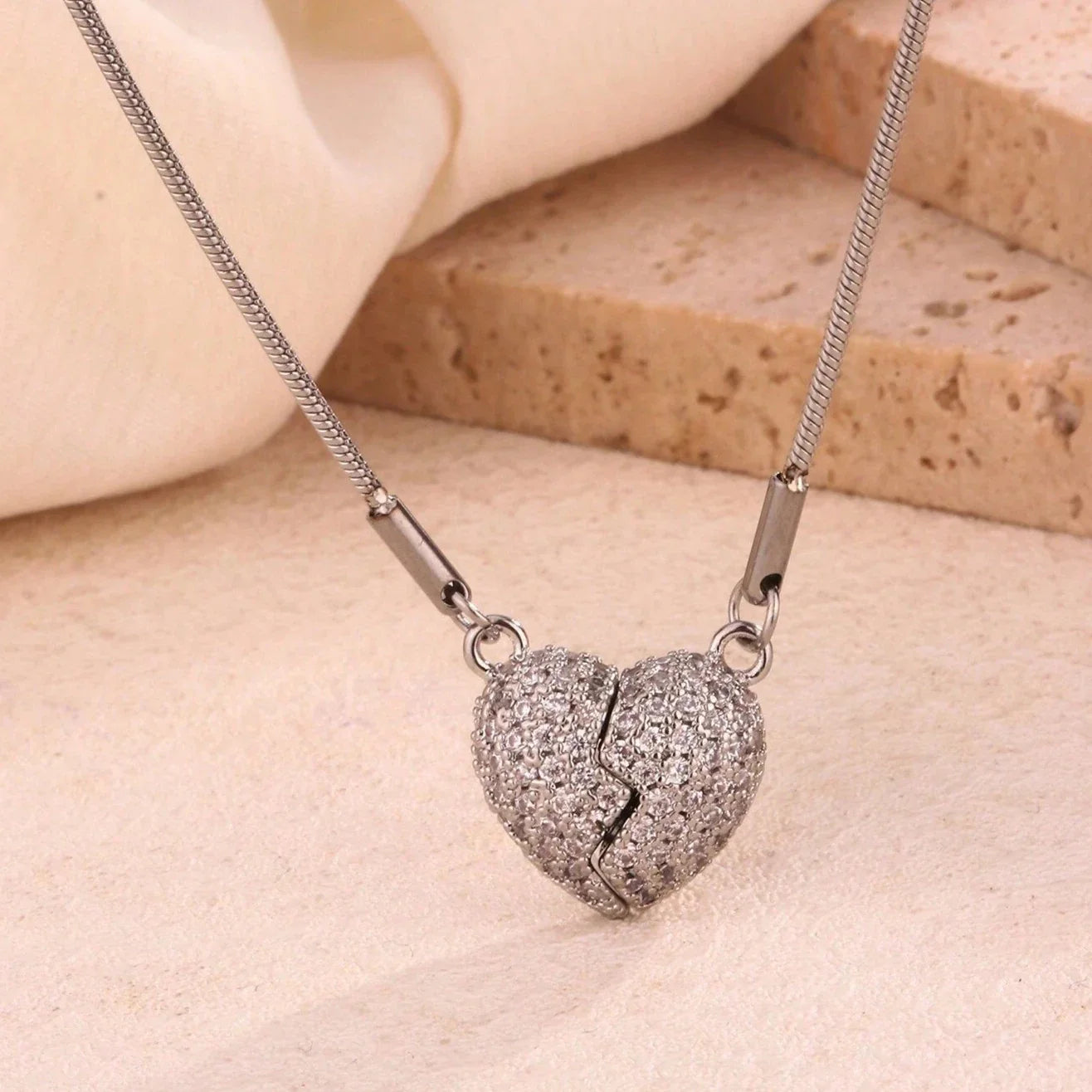 ¡𝐑𝐎𝐌𝐀𝐍𝐓𝐈𝐂𝐎 𝐘 𝐄𝐋𝐄𝐆𝐀𝐍𝐓𝐄! Collar de corazón magnético elegante y moderno de acero inoxidable para mujer - 𝐀𝐝𝐨𝐫𝐧𝐚 𝐞𝐥 𝐜𝐨𝐫𝐚𝐳𝐨́𝐧 💖