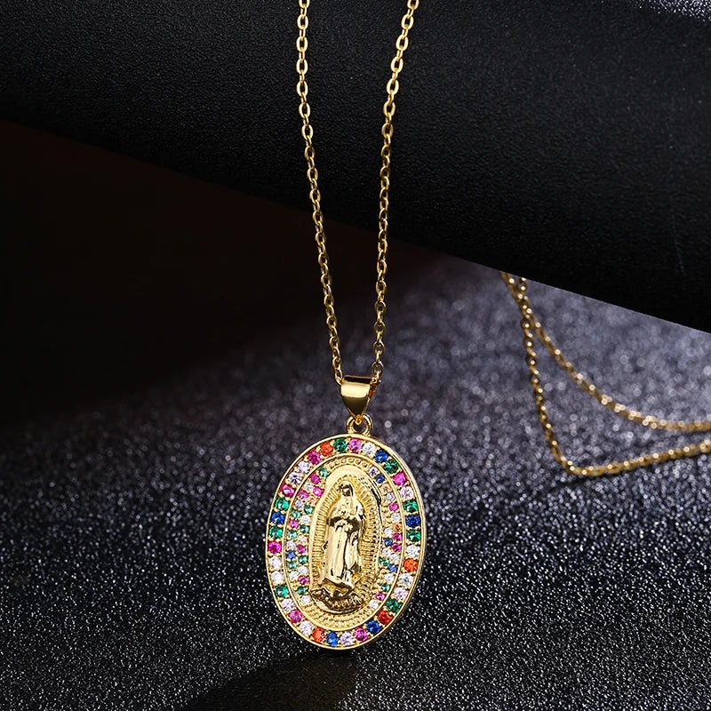 ¡𝐏𝐑𝐎𝐓𝐄𝐂𝐂𝐈𝐎𝐍 𝐅𝐔𝐄𝐑𝐓𝐄! Collar Religioso de Alta Calidad con Colgante de Virgen María Collar de Guadalupe de Cobre y Zirconia para Mujeres ✝️🛡️