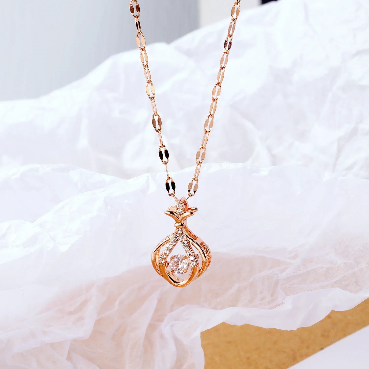 ¡𝐂𝐎𝐍𝐒𝐈𝐆𝐀 𝐄𝐋 𝐒𝐔𝐘𝐎 𝐀𝐇𝐎𝐑𝐀! Collar de Diamantes en Acero Inoxidable Chapado en Oro Rosa - 𝐄𝐥𝐞𝐯𝐞 𝐬𝐮 𝐄𝐬𝐭𝐢𝐥𝐨 💎🩷