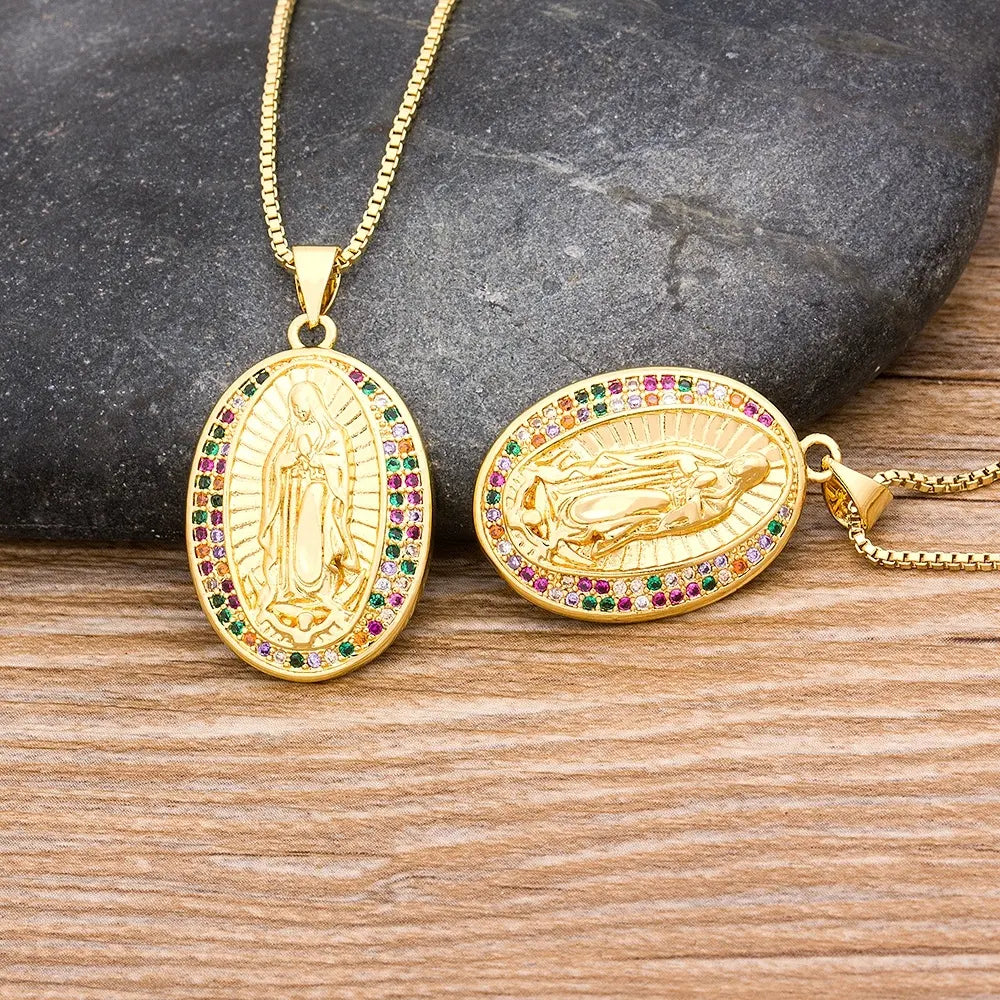 ¡𝐏𝐑𝐎𝐓𝐄𝐂𝐂𝐈𝐎𝐍 𝐅𝐔𝐄𝐑𝐓𝐄! Collar Religioso de Alta Calidad con Colgante de Virgen María Collar de Guadalupe de Cobre y Zirconia para Mujeres ✝️🛡️