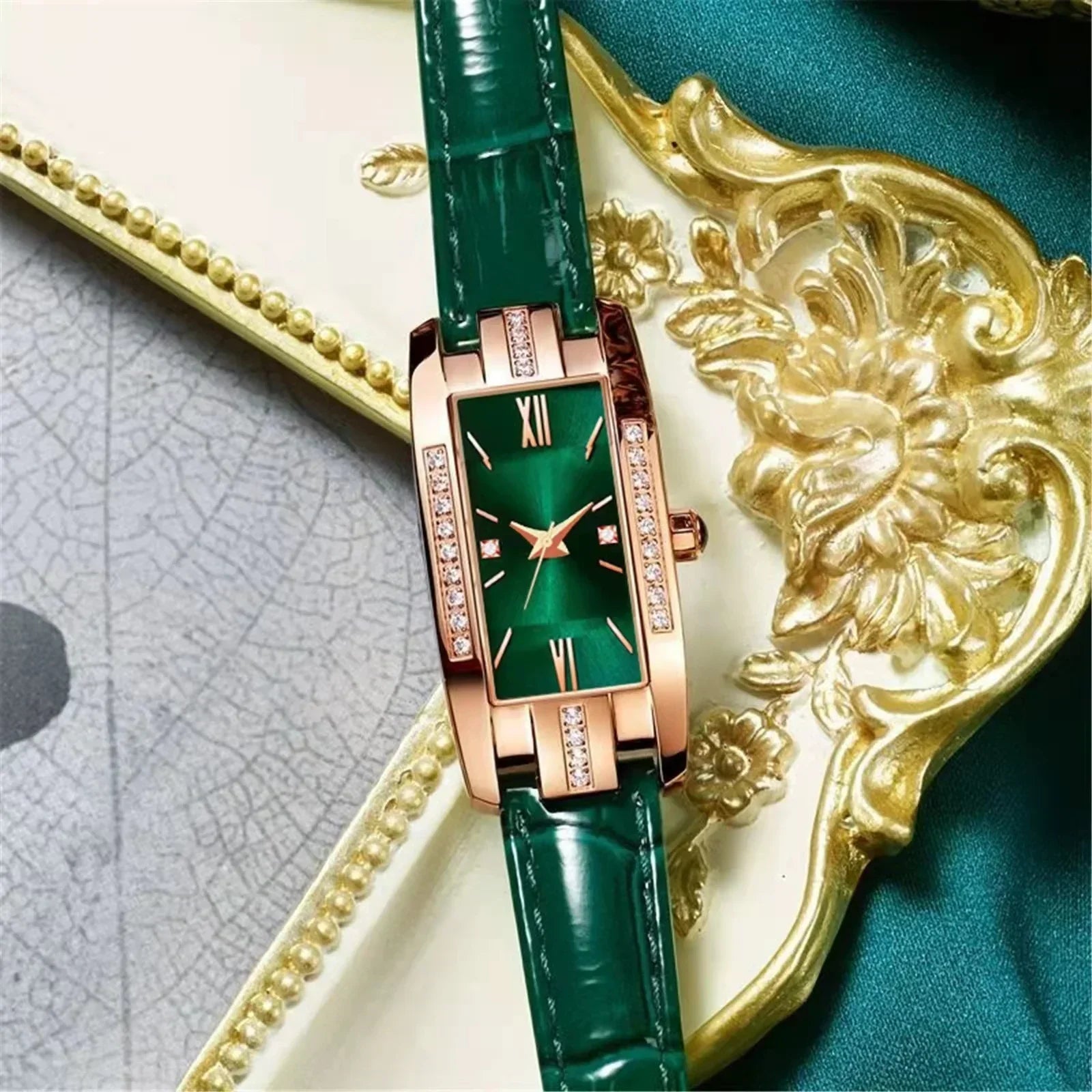 Reloj de moda clásico rectangular de oro rosa para mujer.