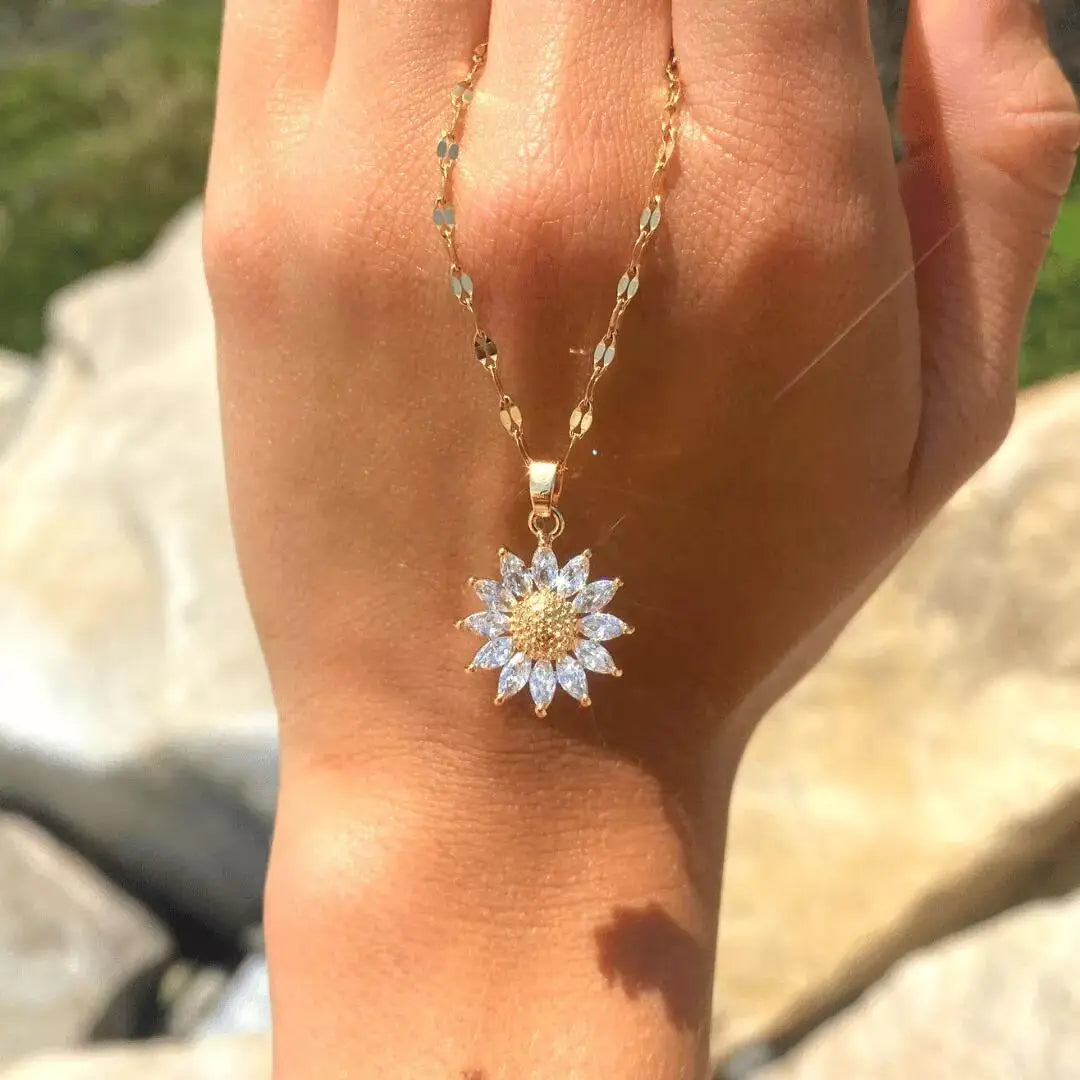 ¡𝐃𝐄𝐒𝐓𝐀𝐂𝐀 𝐓𝐔 𝐄𝐒𝐓𝐈𝐋𝐎! Collar de Girasol de Acero Inoxidable Pulido con Baño de Oro 18k - 𝐄𝐥𝐞𝐠𝐚𝐧𝐜𝐢𝐚 𝐲 𝐄𝐬𝐭𝐢𝐥𝐨 𝐞𝐧 𝐂𝐚𝐝𝐚 𝐃𝐞𝐭𝐚𝐥𝐥𝐞 🌼