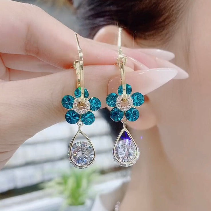 ¡𝐄𝐋 𝐑𝐄𝐆𝐀𝐋𝐎 𝐈𝐃𝐄𝐀𝐋! Aretes de Gota con Flor de Cristal Azul y Zirconia - Joyería de Lujo ¡Ideal para Regalos! 💠