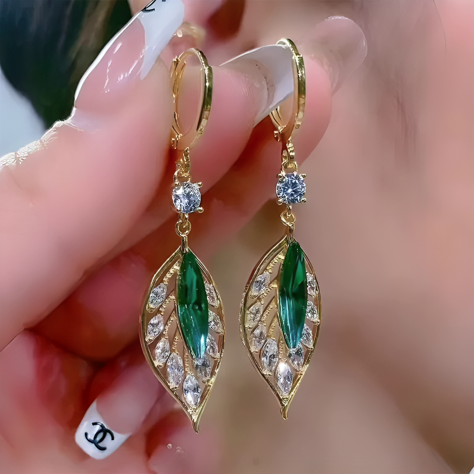 Aretes clásicos de 𝐜𝐫𝐢𝐬𝐭𝐚𝐥 𝐜𝐡𝐚𝐩𝐚𝐝𝐨𝐬 𝐞𝐧 𝐨𝐫𝐨 en forma de hoja - 𝗟𝗟𝗘𝗩𝗘 2️⃣ 𝗽𝗮𝗿𝗲𝘀 - 𝗣𝗔𝗚𝗨𝗘 1️⃣