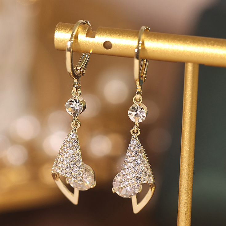 Aretes tridimensionales chapados en oro con cristales brillantes - 𝗘𝗹 𝗿𝗲𝗴𝗮𝗹𝗼 𝗽𝗲𝗿𝗳𝗲𝗰𝘁𝗼 🎁